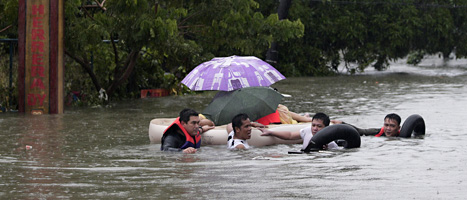 Regnet har skapat stora översvämningar i Filippinernas huvudstad Manila. FOTO: Aaron Favila/SCANPIX